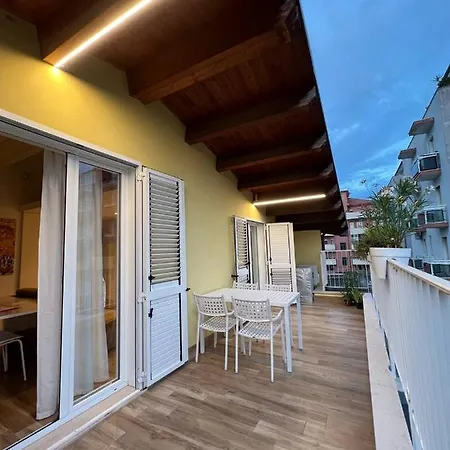Casa Klimt Vicinissima Al Mare Parcheggio Privato Gratuito Se Disponibile ペスカーラ